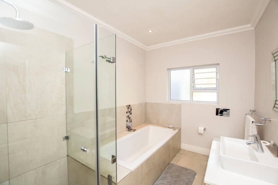 4 Bedroom Property for Sale in Uniepark Western Cape